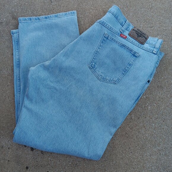 Wrangler Men's Relaxed Fit Jeans with Flex Blue Light Wash Size 44W x 30L - Picture 14 of 16